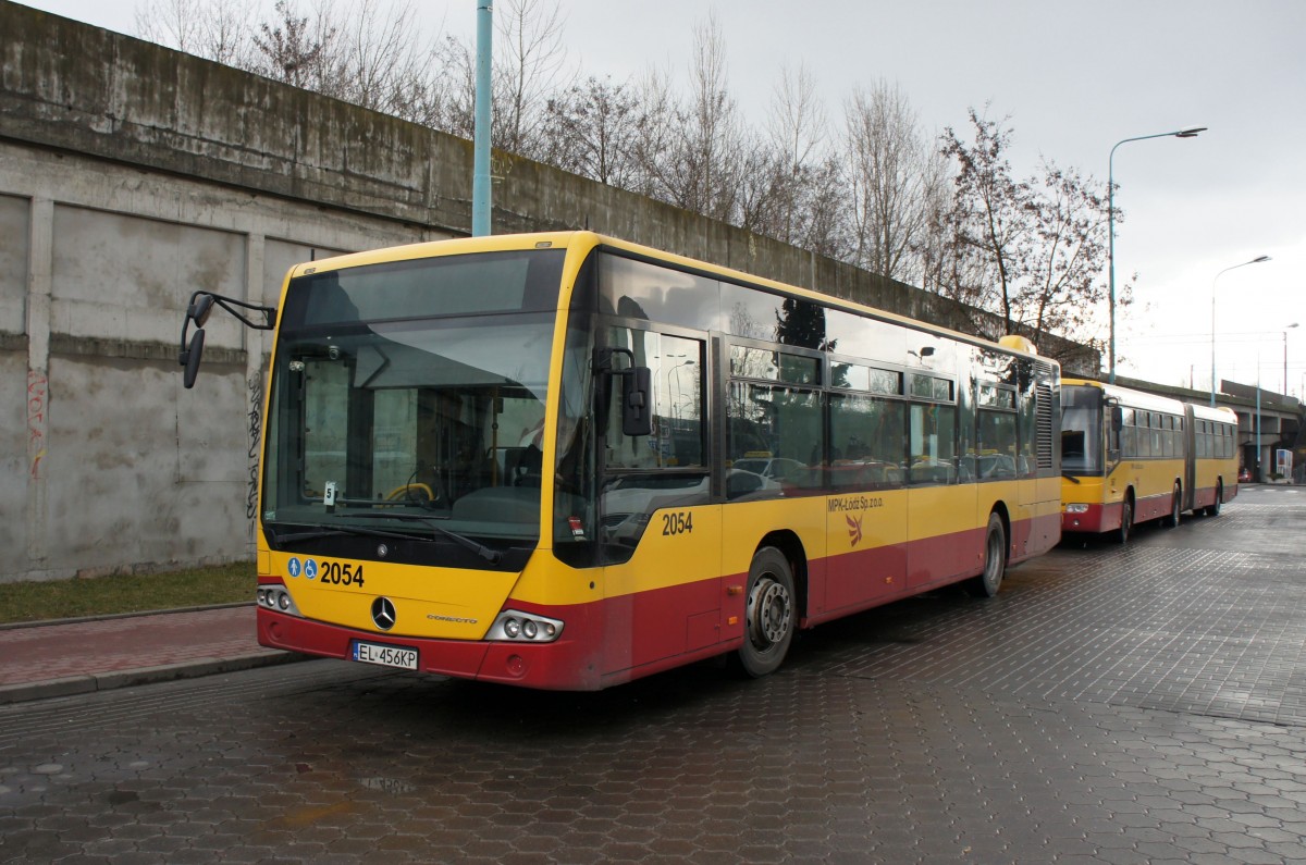 Polen / Stadtbus Lodz: Mercedes-Benz Conecto LF - Wagen 2054, aufgenommen im März 2015 an der Haltestelle  PKP Łódź - Kaliska  in Lodz.