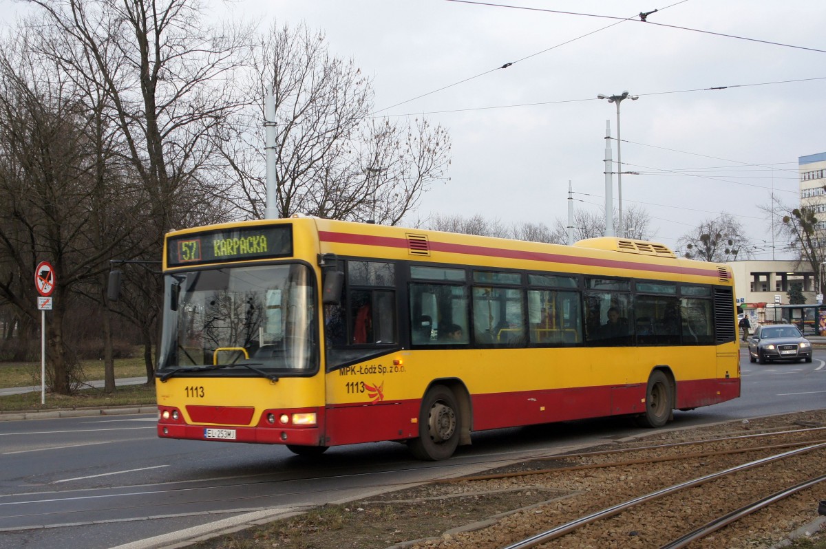 Polen / Stadtbus Lodz: Volvo 7000 - Wagen 1113, aufgenommen im März 2015 an der Haltestelle  Pabianicka - R. Lotn. Lwowskich  in Lodz.