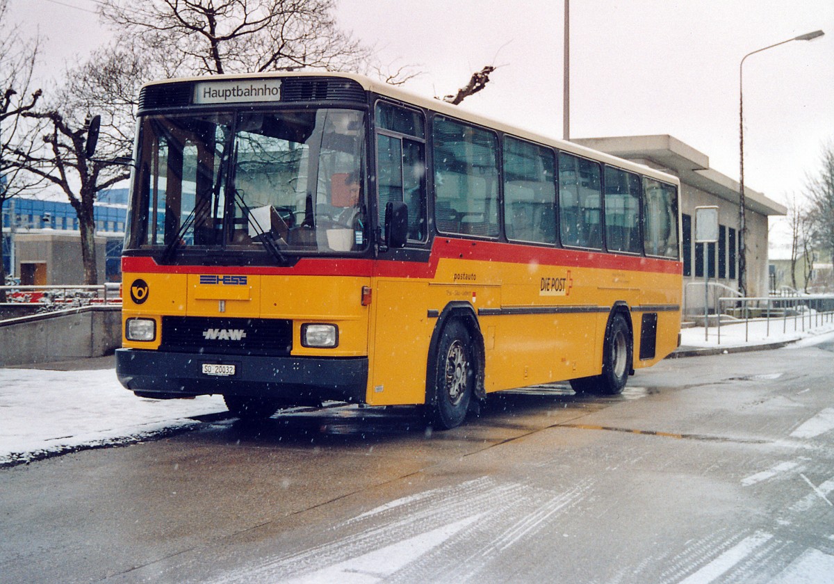 Post-Auto-Linie Solothurn HB-Balm-Oberbalmberg. Der NAW wartet auf der alten Haltestelle Solothurn-HB auf die Abfahrt im Dezember 1996.
Foto: Walter Ruetsch