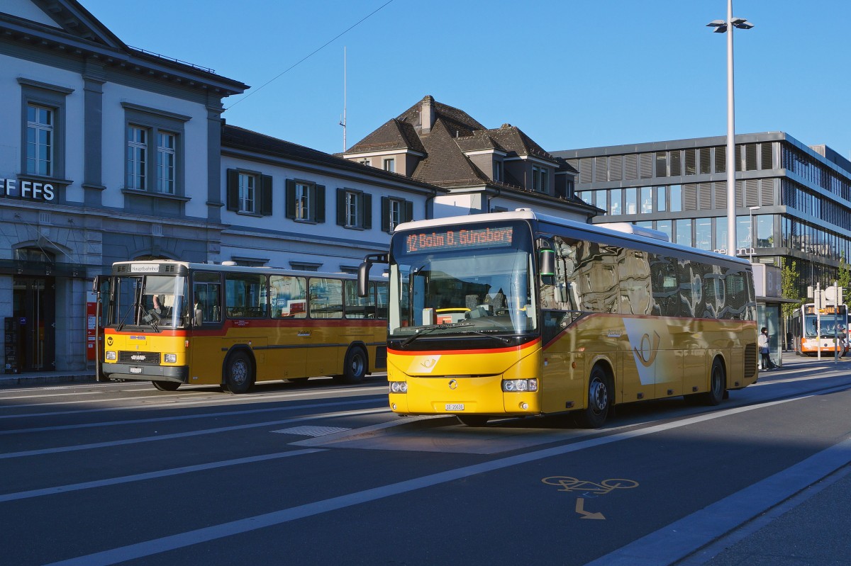 Post-Auto-Linie Solothurn HB-Balm-Oberbalmberg. Nicht alltägliches Zusammentreffen der beiden Fahrzeugtypen NAW und einem der neuen IRIS-Bussen auf der Haltestelle Solothurn Hauptbahnhof am 22. April 2015.
Foto: Walter Ruetsch