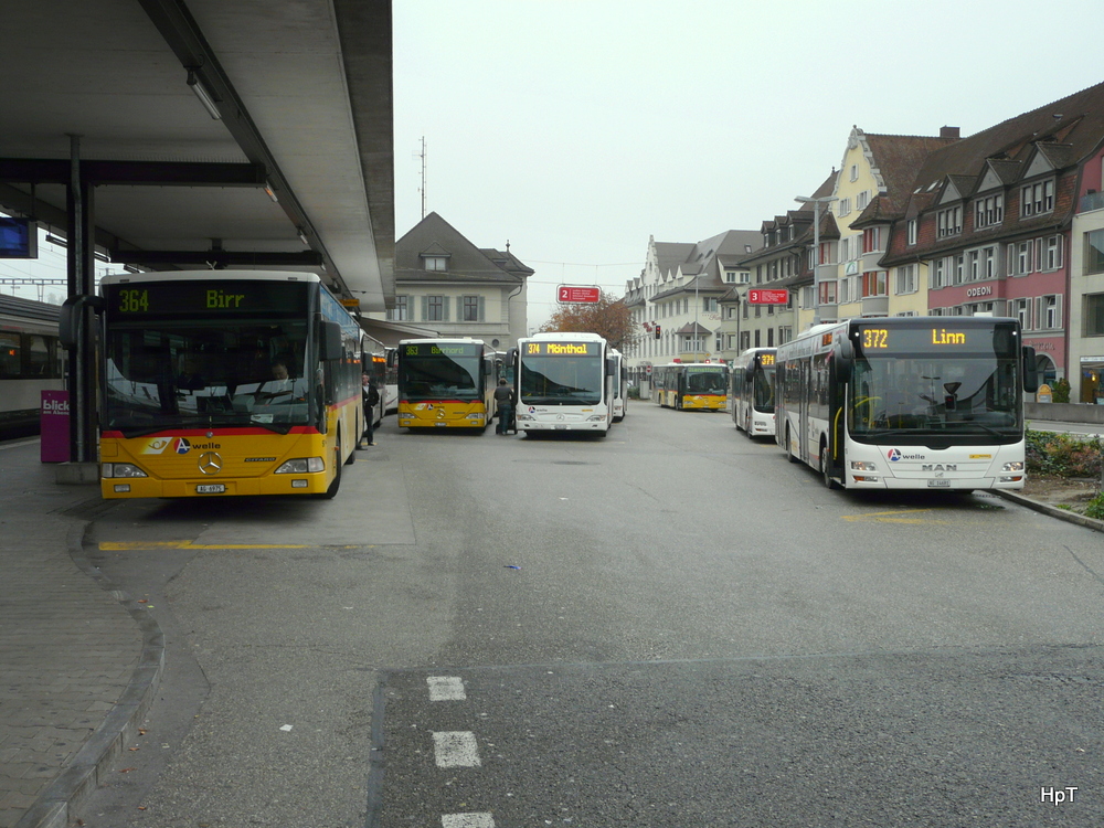 Postauto - 10 Postautos ( Mercedes und MAN) bei den Bushaltestellen vor dem Bahnhof Brugg am 24.10.2013