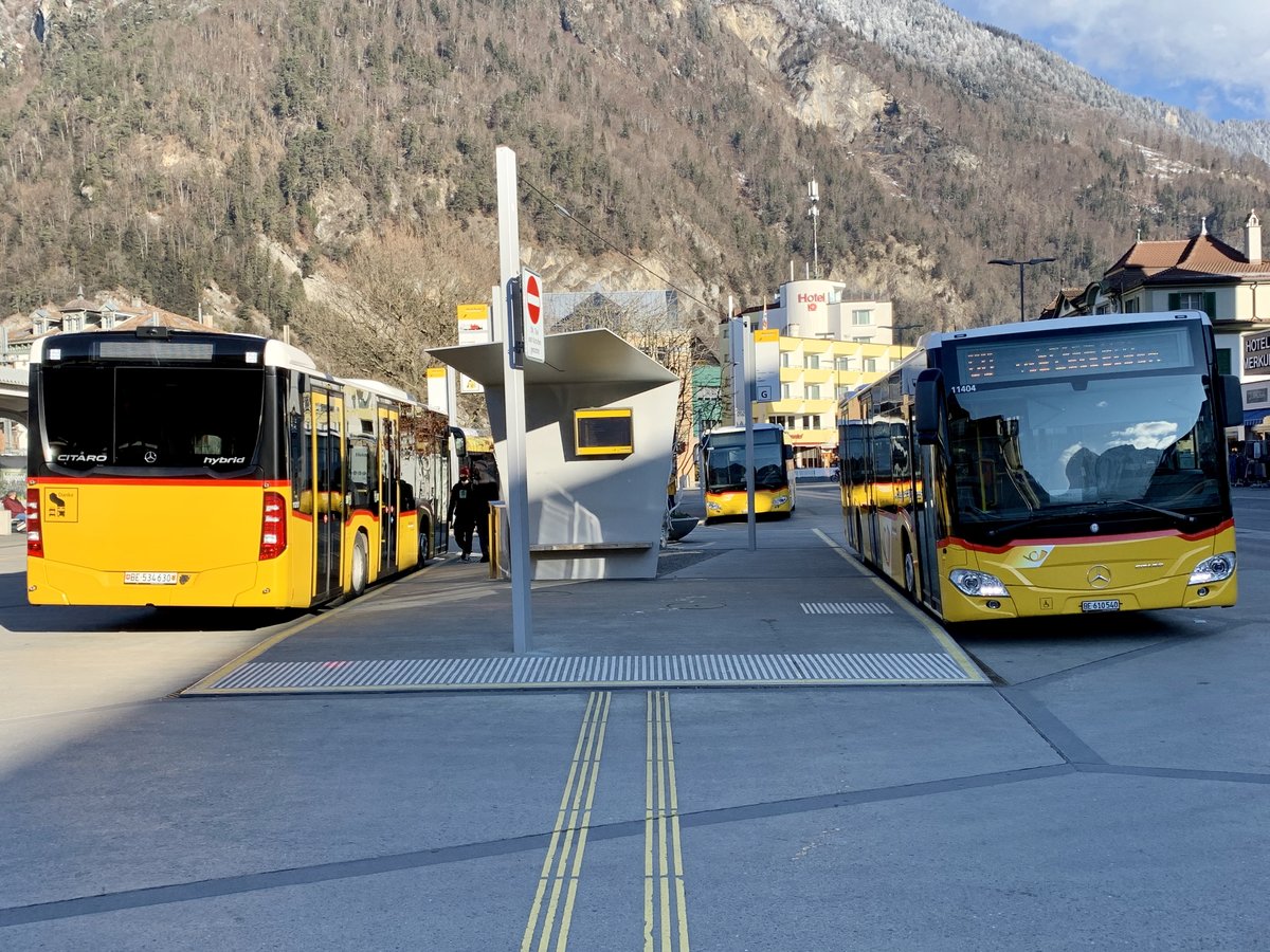 PostAuto 8.1.21 auf dem Bahnhofplatz Interlaken West, Links: C2 K hybrid  11217  daneben C2 hybrid  11404  und hinten ein weiterer C2 hybrid  11426 