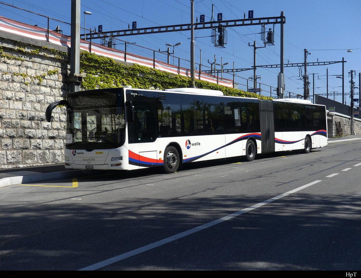 Postauto - Bahnersatz für BLS auf der Linie von Neuchâtel -La Chaux de Fonds mit dem MAN Lion`s City NE 165371 beim Bhf. Neuchâtel am 24.04.2021