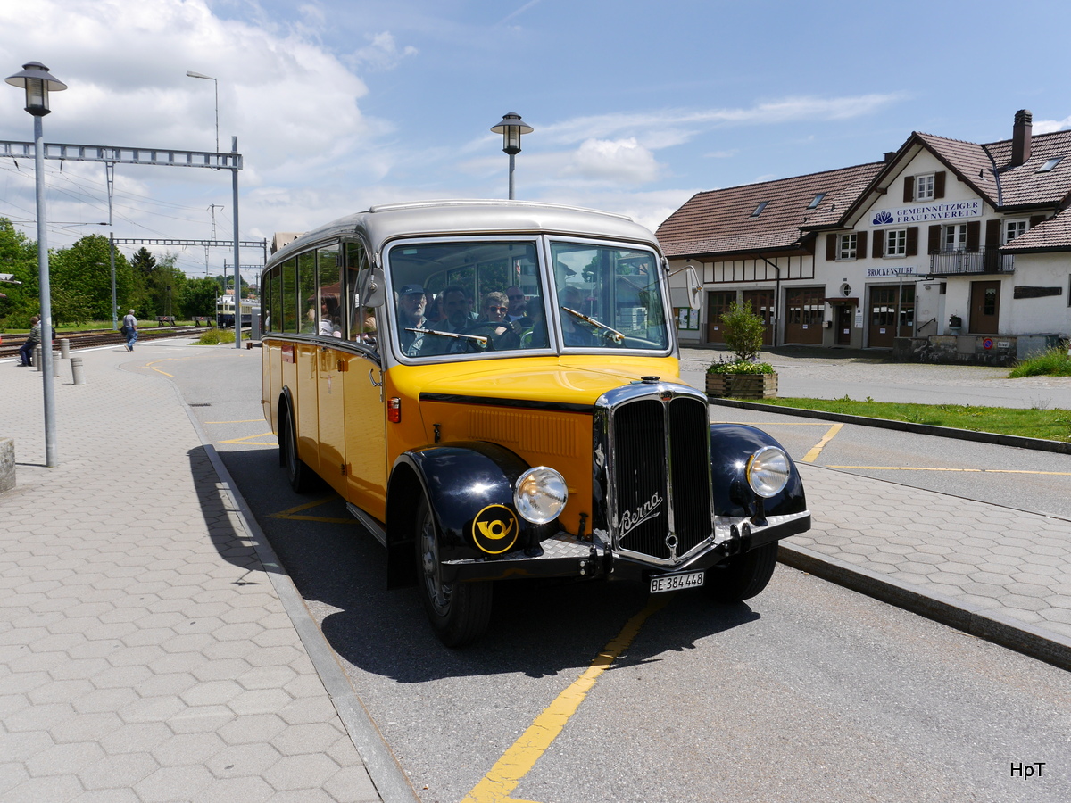 Postauto - Berna Oldtimer bei den Bushaltestellen beim Bahnhof in Schwarzenburg am 30.05.2015