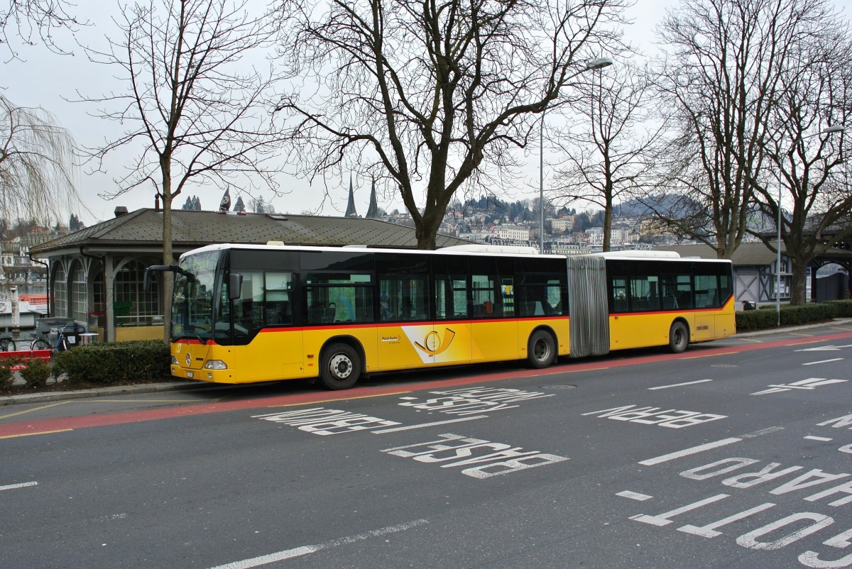 Postauto Citaro I G Nr. 23 macht Pause beim Bahnhof Luzern, 29.01.2014.