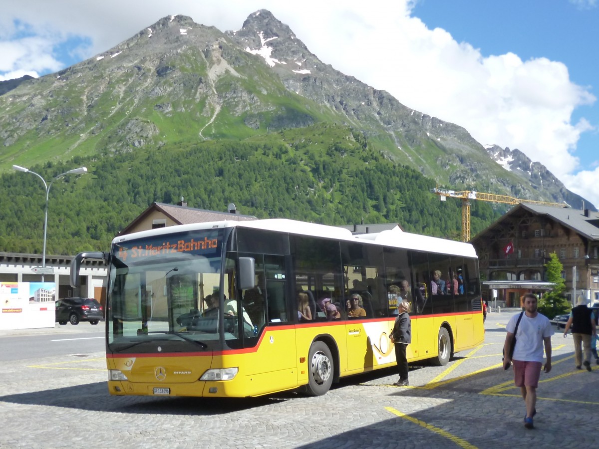 PostAuto Graubünden, 7000 Chur: Auf der Engadiner Postauto-Linie 4 St. Moritz - Chiavenna (I) verkehren zurzeit drei Typen von Niederflur-Fahrzeugen. Hier der MB O530 Citaro LE Ü (2010) GR 163'696 am 31. Juli 2014 bei 7516 Maloja Posta (GR)