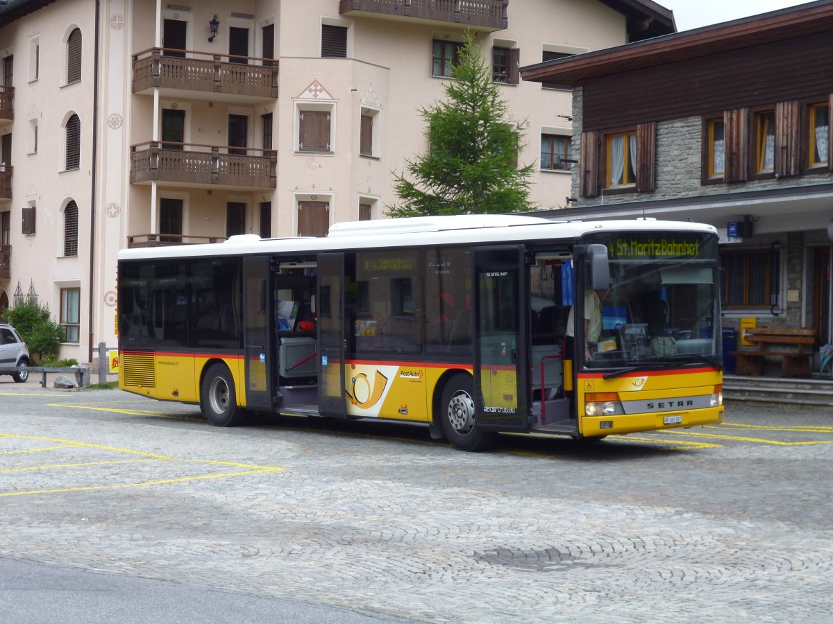 PostAuto Graubünden, 7000 Chur: Auf der Engadiner Postauto-Linie 4 St. Moritz - Chiavenna (I) verkehren zurzeit drei Typen von Niederflur-Fahrzeugen. Hier der Setra S 315 NF (2006) GR 160'387 am 4. August 2014 bei 7516 Maloja Posta (GR)