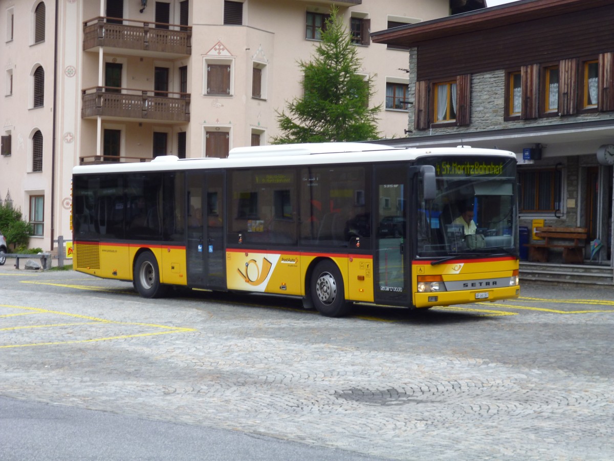 PostAuto Graubünden, 7000 Chur: Auf der Engadiner Postauto-Linie 4 St. Moritz - Chiavenna (I) verkehren zurzeit drei Typen von Niederflur-Fahrzeugen. Hier der Setra S 315 NF (2006) GR 160'387 am 4. August 2014 bei 7516 Maloja Posta (GR)