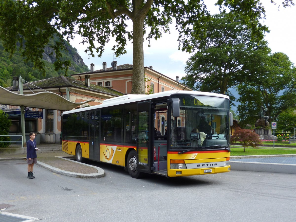 PostAuto Graubünden, 7000 Chur: Auf der Engadiner Postauto-Linie 4 St. Moritz - Chiavenna (I) verkehren zurzeit drei Typen von Niederflur-Fahrzeugen. Hier der Setra S 315 NF (2006) GR 160'388 am 4. August 2014 in Chiavenna Stazione
