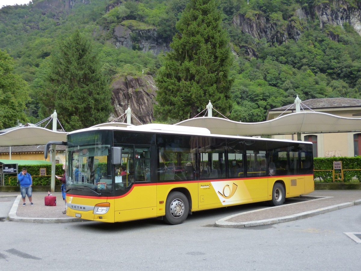 PostAuto Graubünden, 7000 Chur: Auf der Engadiner Postauto-Linie 4 St. Moritz - Chiavenna (I) verkehren zurzeit drei Typen von Niederflur-Fahrzeugen. Hier der Setra S 415 NF (2007) GR 102'374 am 30. Juli 2014 in Chiavenna Stazione