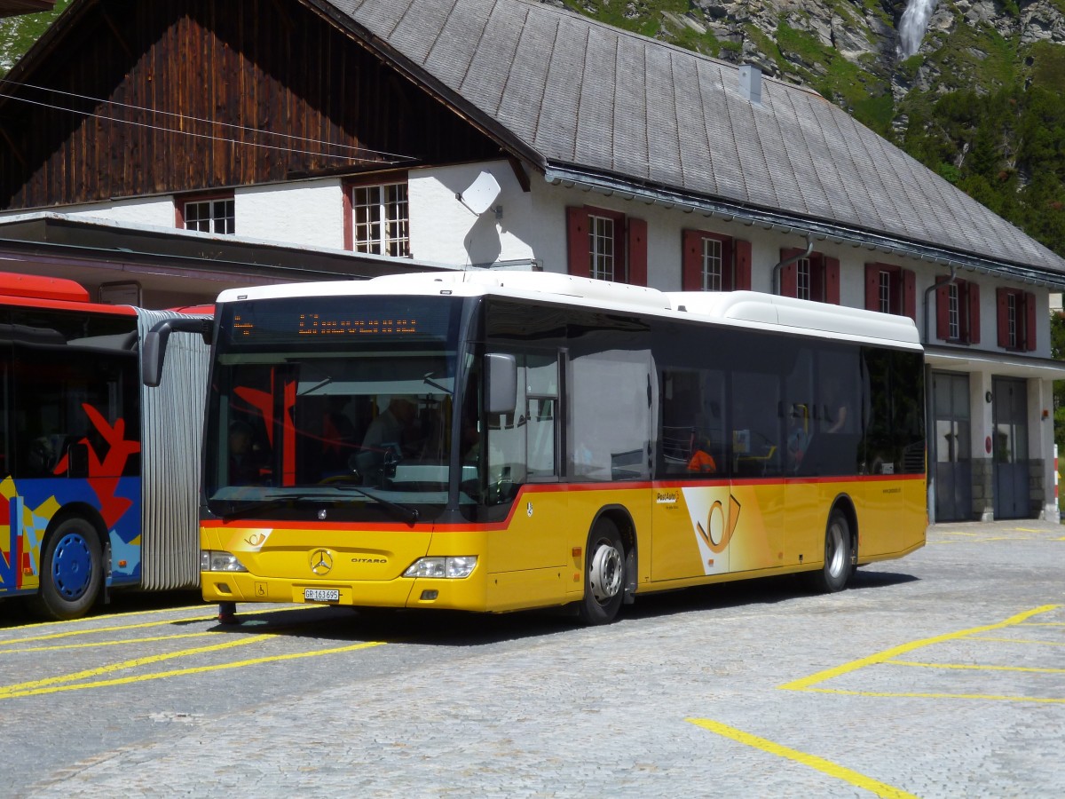 PostAuto Graubünden, 7000 Chur: Auf der Engadiner Postauto-Linie 4 St. Moritz - Chiavenna (I) verkehren zurzeit drei Typen von Niederflur-Fahrzeugen. Hier der MB O530 Citaro LE Ü (2010) GR 163'695 am 4. August 2014 bei 7516 Maloja Posta (GR)