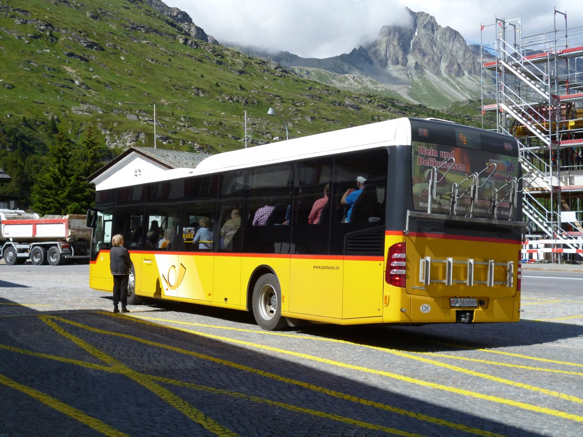 PostAuto Graubünden, 7000 Chur: Auf der Engadiner Postauto-Linie 4 St. Moritz - Chiavenna (I) verkehren zurzeit drei Typen von Niederflur-Fahrzeugen. Hier der MB O530 Citaro LE Ü (2010) GR 163'696 am 31. Juli 2014 bei 7516 Maloja Posta (GR)