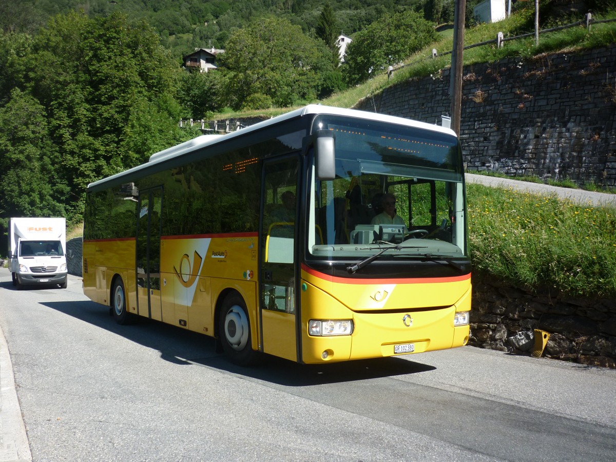 PostAuto Graubünden, 7000 Chur: Iveco Irisbus Crossway GR 102'380, am 30. Juli 2013 bei der Haltestelle Villagio in 7610 Soglio (GR)

