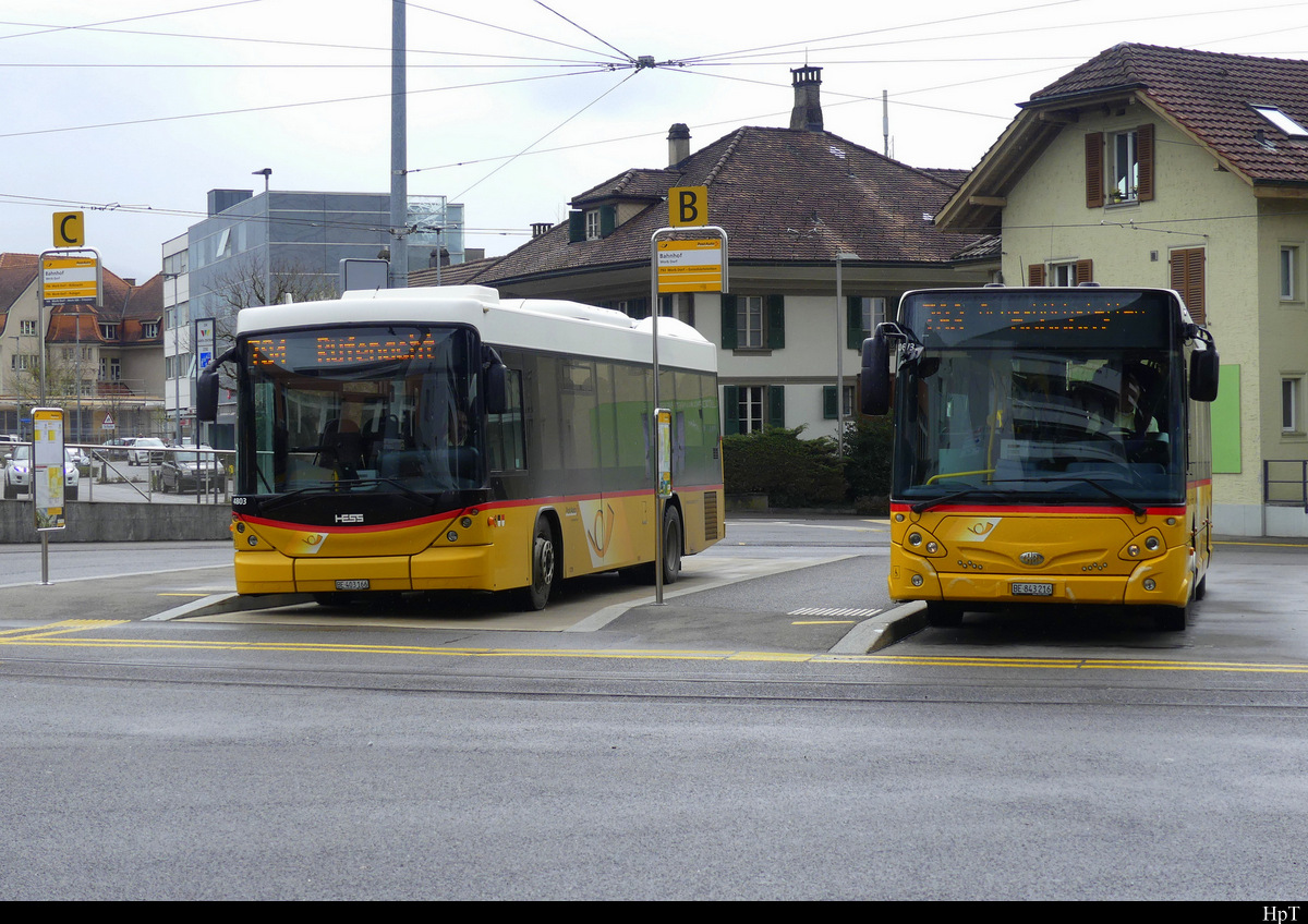 Postauto - Hess  BE  403166 und Heuliez 843216 in Worb am Warten auf Fahrgäste am 09.04.2022