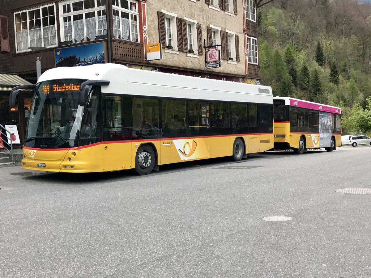 PostAuto HESS Buszug am 3.5.17 beim Bhf Lauterbrunnen.