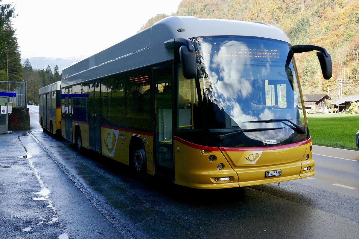 PostAuto Hess Buszug 'BE 474 560' von Lauterbrunnen als Bahnersatz am 2.11.19 bei der Provisorischen Haltestelle Abzweigung Zweilütschinen.