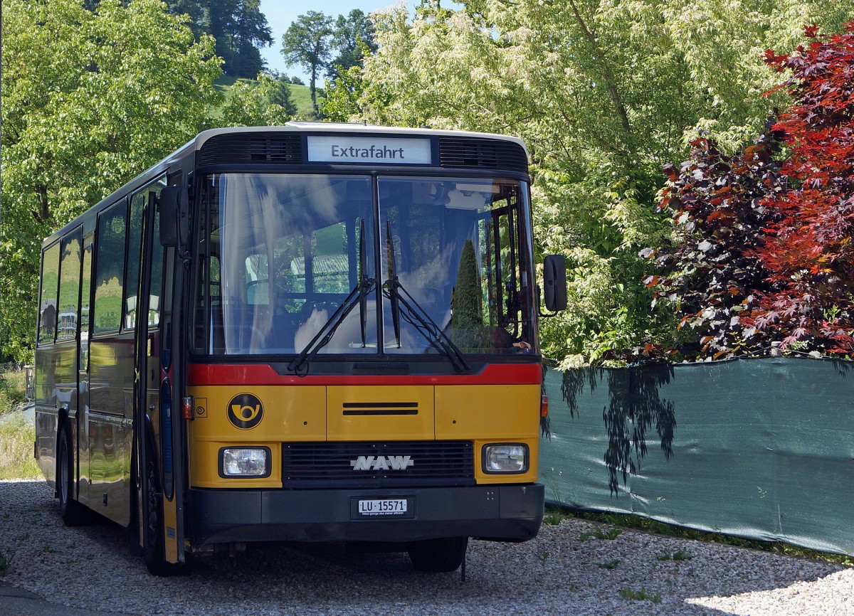 Postauto: Im Luzerner Hinterland steht noch einer der letzten NAW im planmässigen Dienst. Die Aufnahme ist am 2. Juni 2015 in Altbüron entstanden.
Foto: Walter Ruetsch 