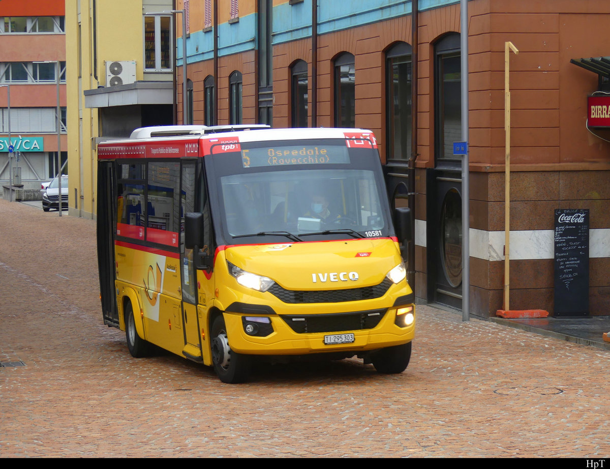 Postauto - Iveco Citytour  TI 295303 in Bellinzona bei den Bushaltestellen beim Bahnhof am 12.02.2021