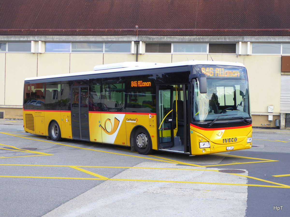 Postauto - IVECO Crossway  VD  1290 bei den Bushaltestellen neben dem Bahnhof in Rolle am 03.05.2016