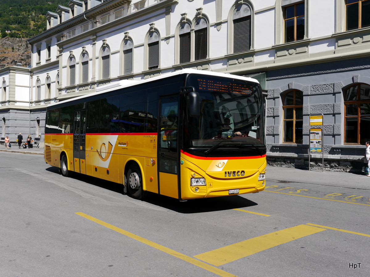 Postauto- Iveco Crossway  VS  445902 vor dem Bahnhof Brig am 16.07.2016