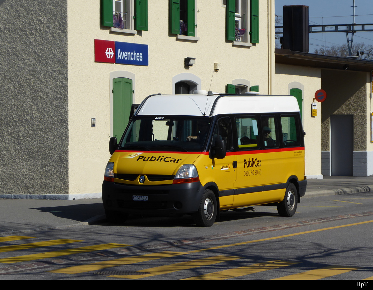 Postauto - Kleinbus Renault Master  VD  317614 vor dem Bahnhof in Avenches am 30.03.2019
