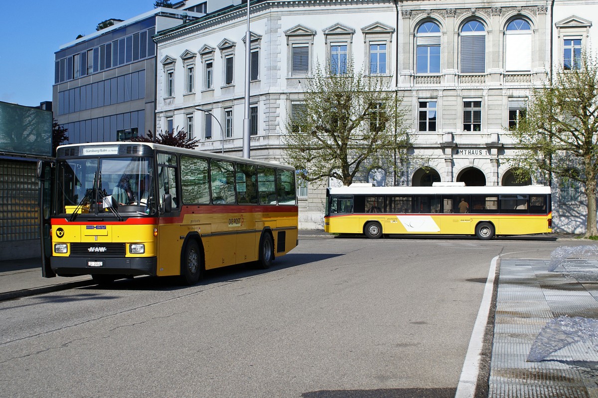 PostAuto-Linien Solothurn HB-Balm-Oberbalmberg/Solothurn-Zollikofen: Am 29.4.2009 stand der NAW noch im planmässigen Linieneinsatz auf der Balmberglinie. Die Begegnung auf dem Amthausplatz in Solothurn mit dem MAN-Postauto nach Zollikofen ist bereits Geschichte, da diese Kurse seit dem Fahrplanwechsel 2013 durch den RBS übernommen wurden.
Foto: Walter Ruetsch