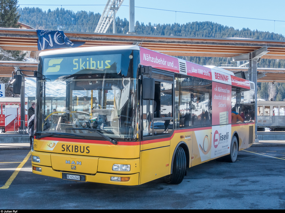Postauto MAN als Skibus Gstaad am 4. März 2018 vor dem Bahnhof Gstaad. Man beachte den ÖBB-Pflatsch in der Zielanzeige. Mich würde interessieren, wie der da hingekommen ist...