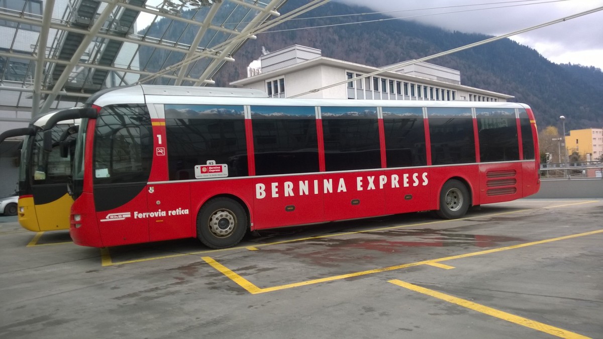 POSTAUTO-MAN Lion's Regio * Bernina-Express * steht an der Postautostation Chur am 15.2.16