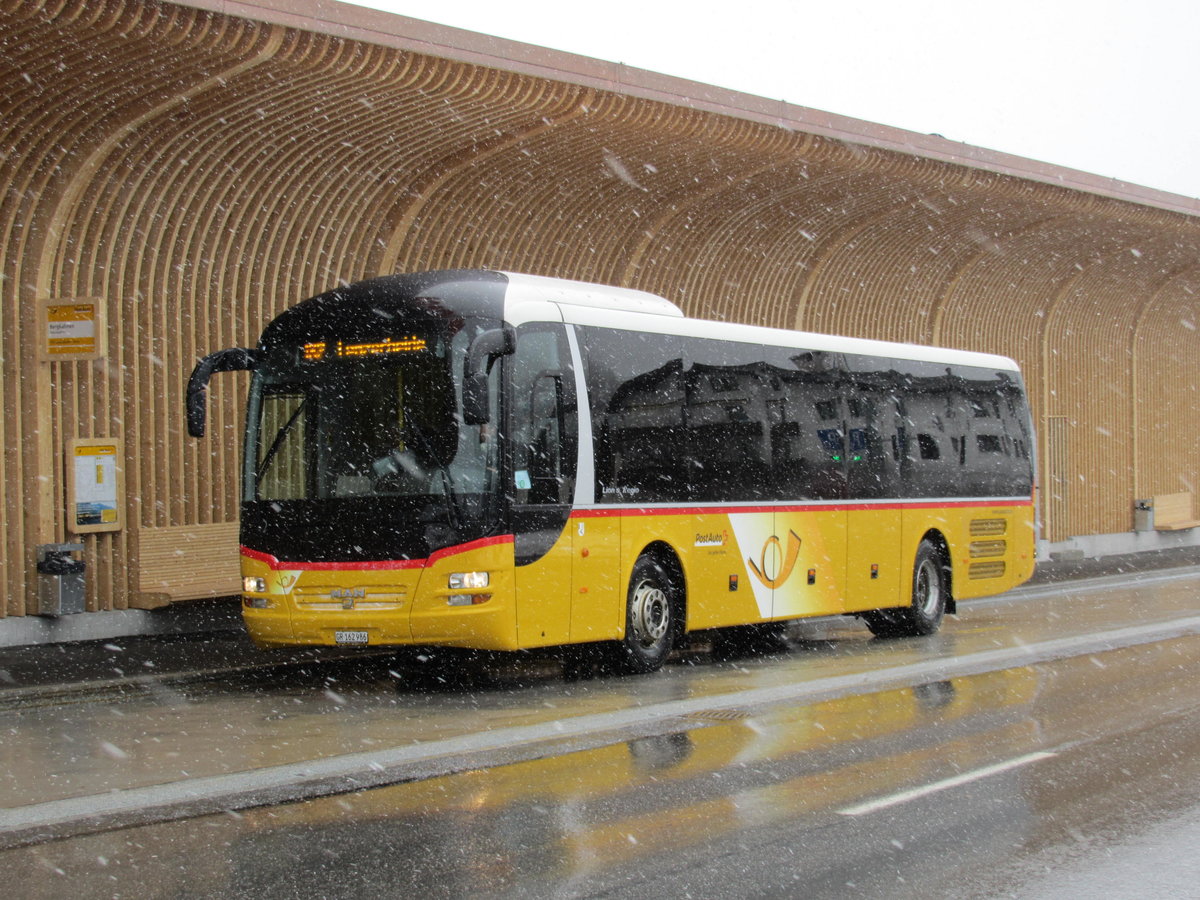 Postauto-MAN Lion's Regio an der neuen Postautostation Churwalden, Bergbahnen am 17.2.17