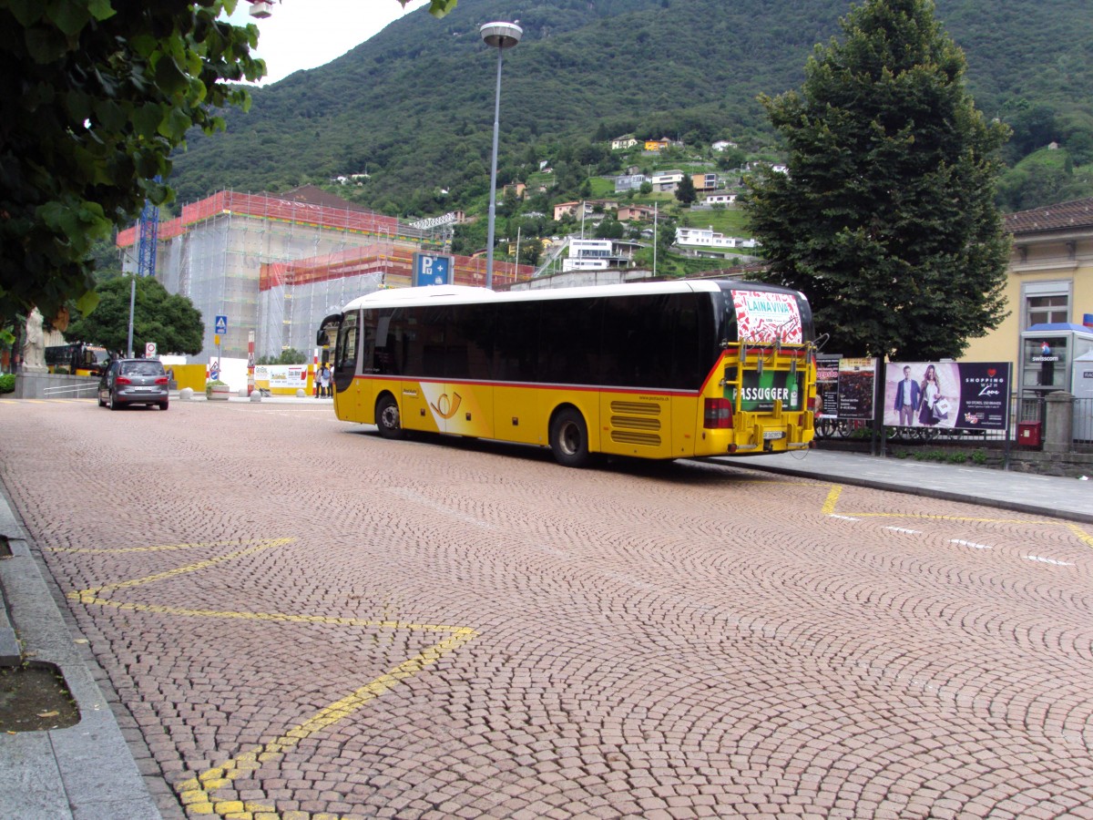 POSTAUTO-MAN Lions Regio steht bei der Haltestelle am Bahnhof Bellinzona am 1.8.14.