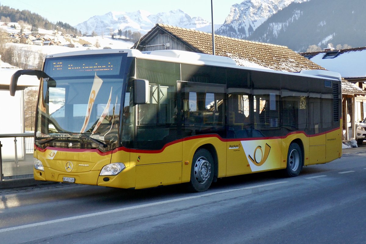 PostAuto MB C2 K '11017' 'BE 657 480' vom Standort Aeschi am 17.2.19 bei der Ankunft am Bahnhof Reichenbach i.K.