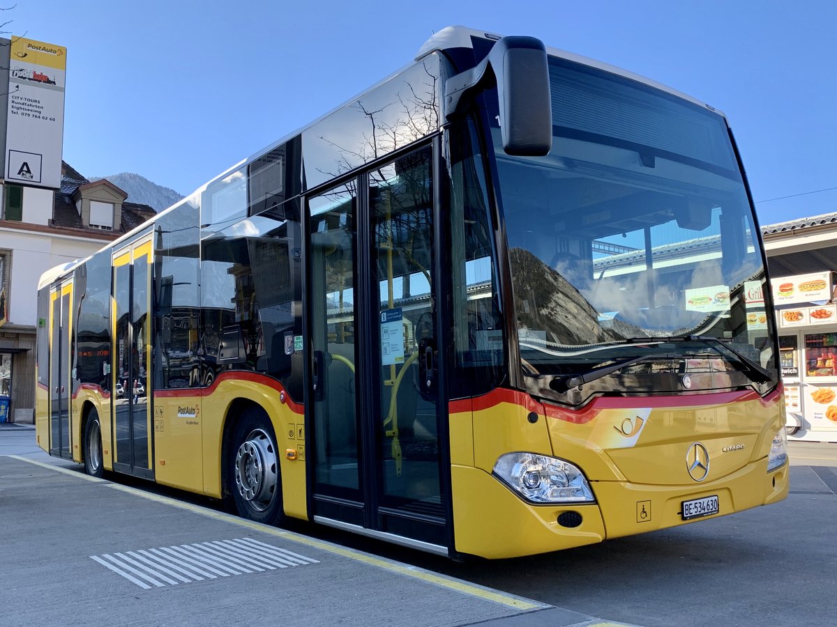 PostAuto MB C2 K hybrid  11217  Depot Interlaken am 8.1.21 beim Bahnhof Interlaken West.