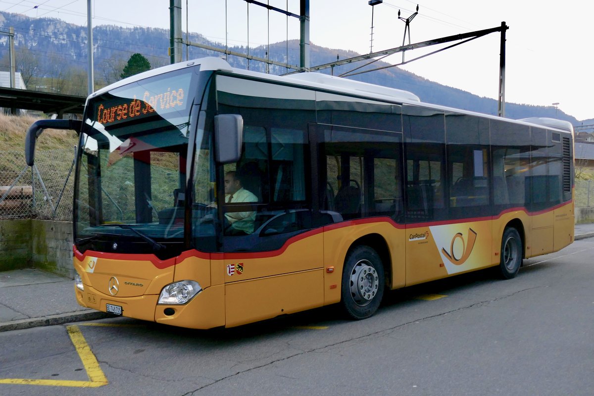 PostAuto MB C2 K vom PU Tobler SA, Rebeuvelier steht am 15.2.19 vor dem Bahnhof Moutier.