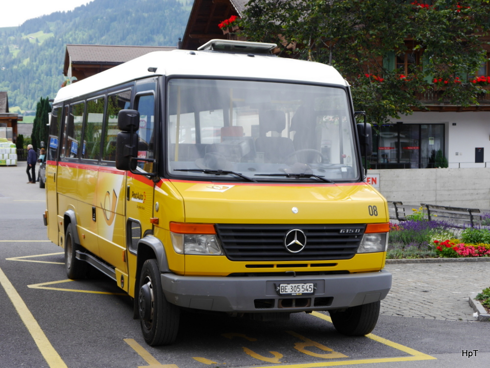 Postauto - Mercedes 615 D  BE  305545 in Gstaad bei den Bushaltestellen auf dem Bahnhofsplatz am 27.07.2014