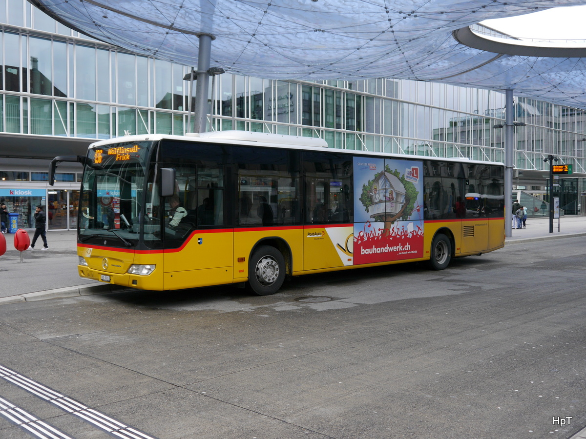 Postauto - Mercedes Citaro  AG 6024 bei den Bushaltestellen vor dem Bahnhof in Aarau am 27.01.2018