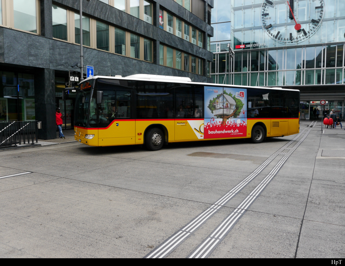 Postauto - Mercedes Citaro  AG  6024 beim verlassen der Haltestellen vor dem Bahnhof Aarau am 23.09.2020