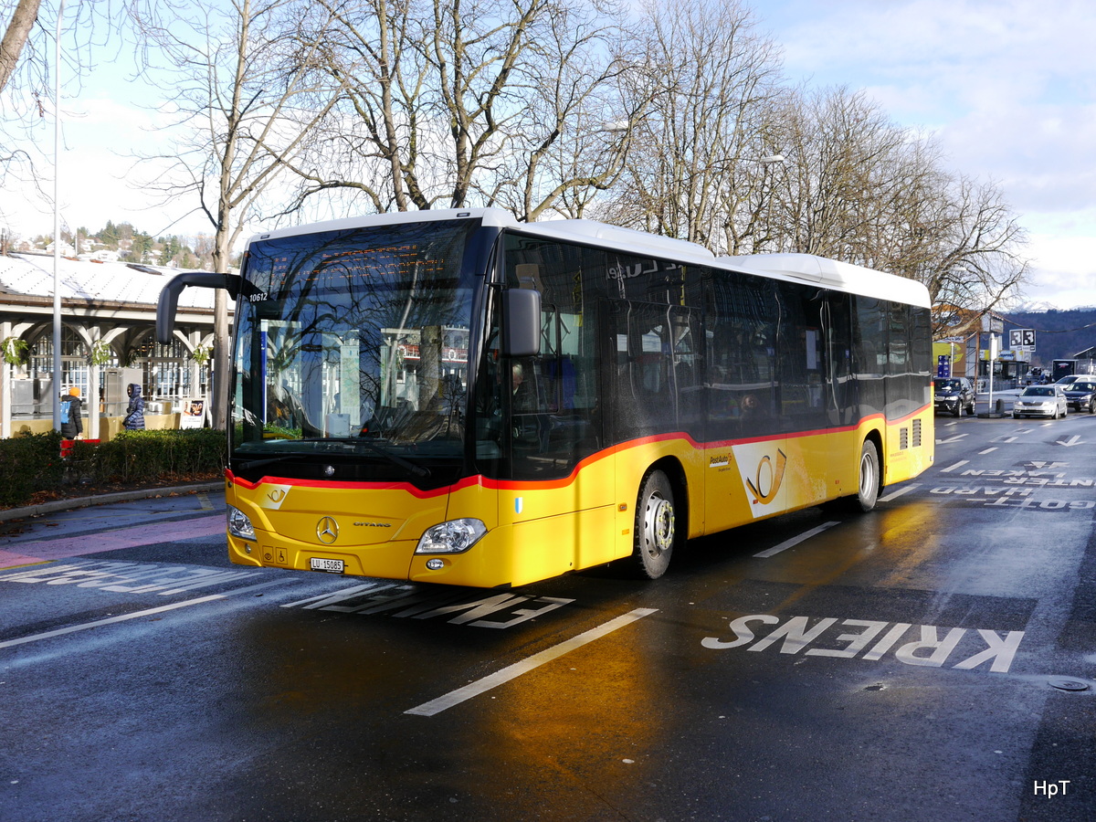 Postauto - Mercedes Citaro LU 15085 unterwegs vor dem Bahnhof in Luzern am 09.12.2017
