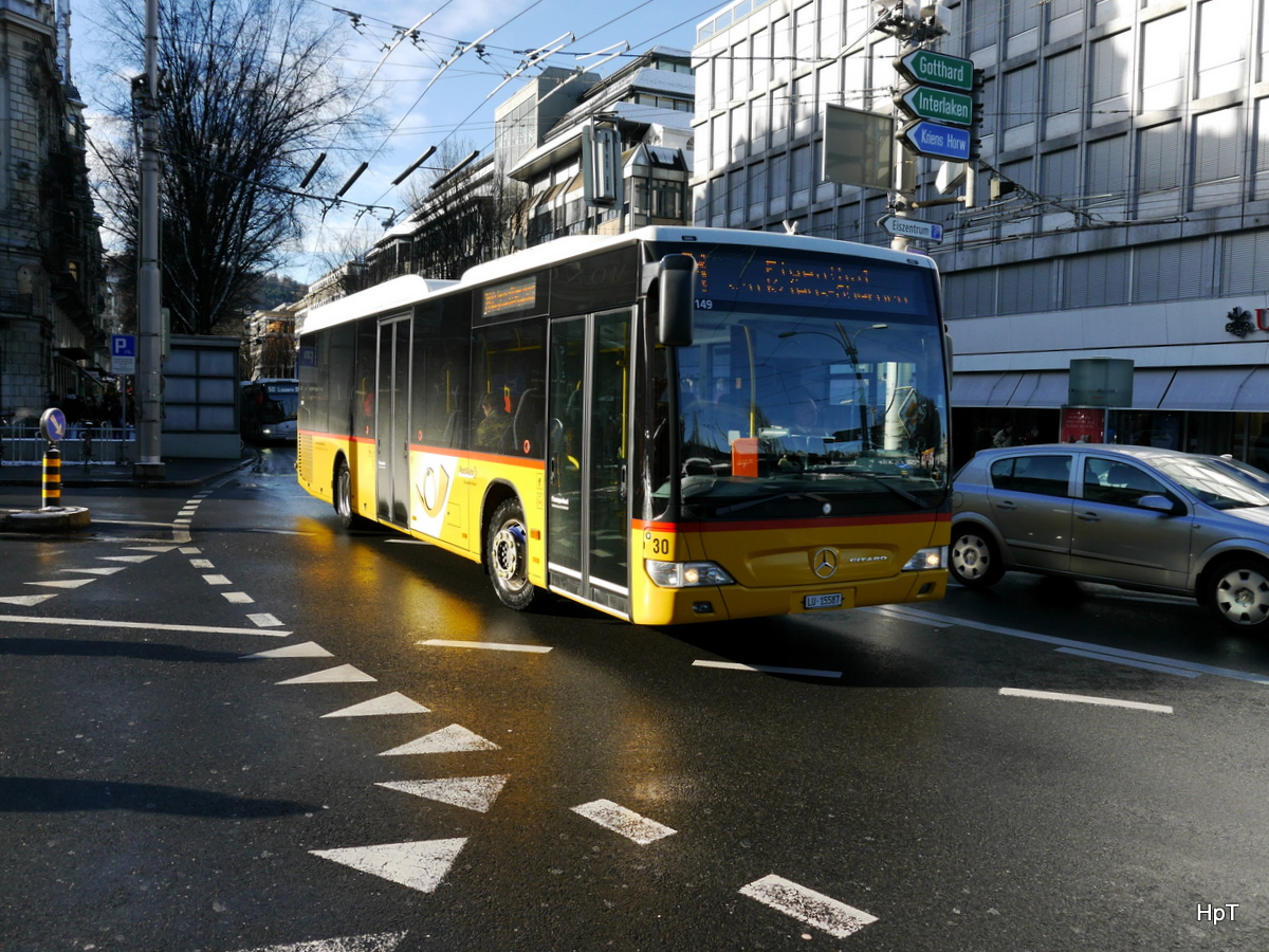 Postauto - Mercedes Citaro LU 15587 unterwegs vor dem Bahnhof in Luzern am 09.12.2017