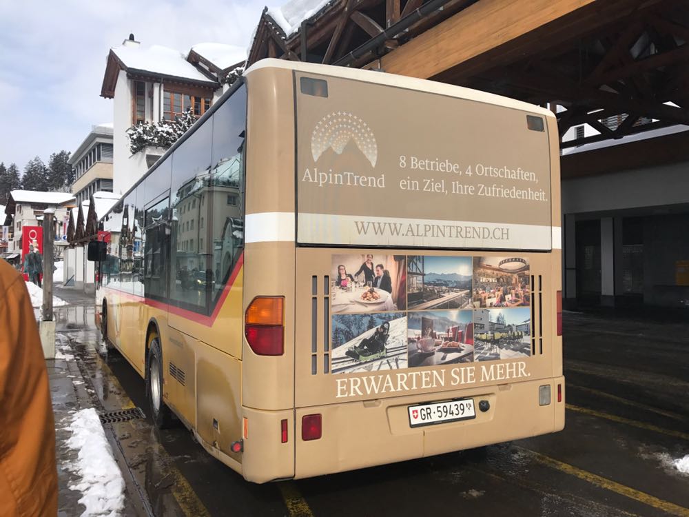 Postauto - Mercedes Citaro unterwegs als Skibus, an der Station Post in Lenzerheide, am 12.2.18
