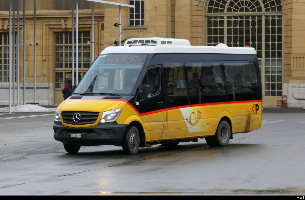 Postauto - Mercedes Sprinter  NE  50199 vor dem Bahnhof in La Chaux de Fonds am 17.01.2026