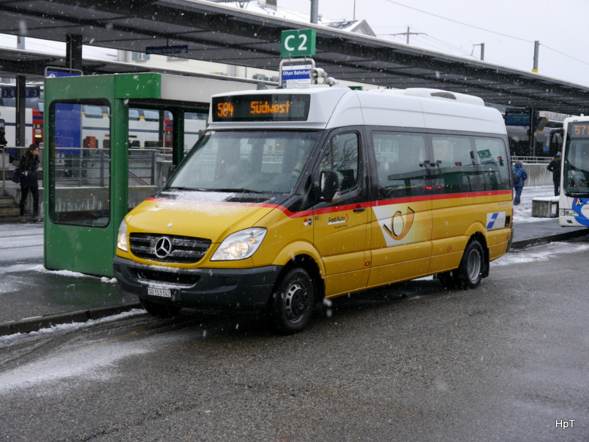 Postauto - Mercedes Sprinter  SO 132142 bei den Bushaltestellen vor dem Bahnhof in Olten am 09.12.2017