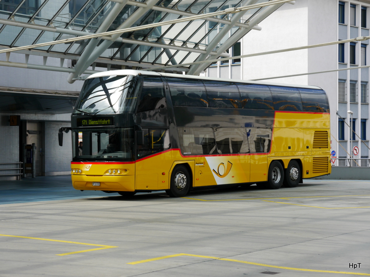 Postauto - Neoplan  GR 163000 auf Dienstfahrt bei der Postautohaltestelle ob dem Bahnhof Chur am 15.05.2016