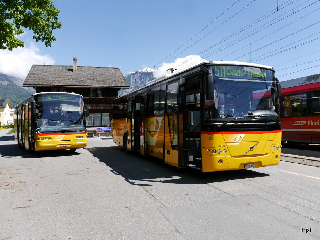 Postauto - Neoplan und Volvo beim Bahnhof in Rhäzüns am 07.05.2015