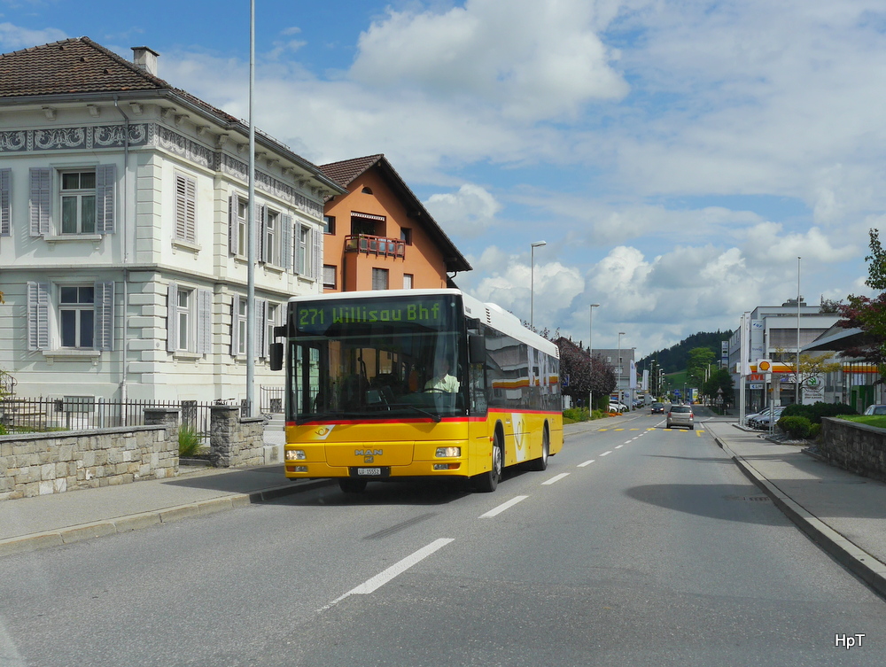 Postauto - Schnappschuss des MAN  LU 15552 unterwegs in Willisau am 24.08.2014