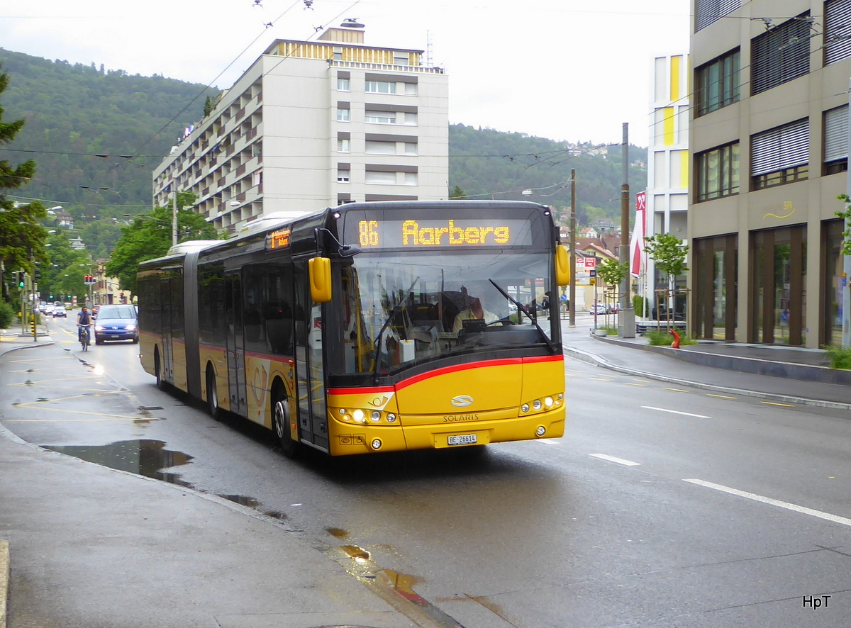 Postauto - Schnappschuss des Solaris  BE 26614 unterwegs auf der Linie 86 in den Strassen von der Stadt Biel am 11.06.2016
