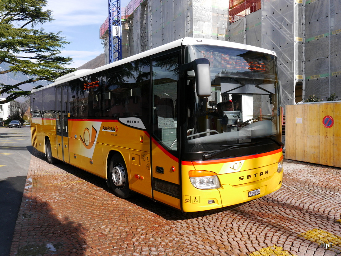 Postauto - Setra  GR 108006 vor dem Bahnhof in Bellinzona am 27.02.2015