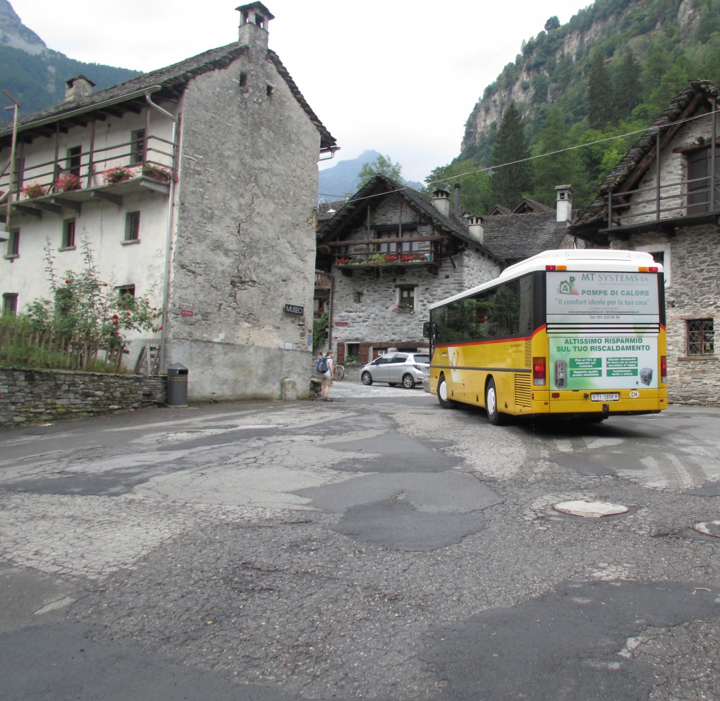 POSTAUTO-Setra S 300 beim Kehrmanöver am Wendeplatz von Sonogno, dem hintersten Dorf des Verzascatales am 23.7.15