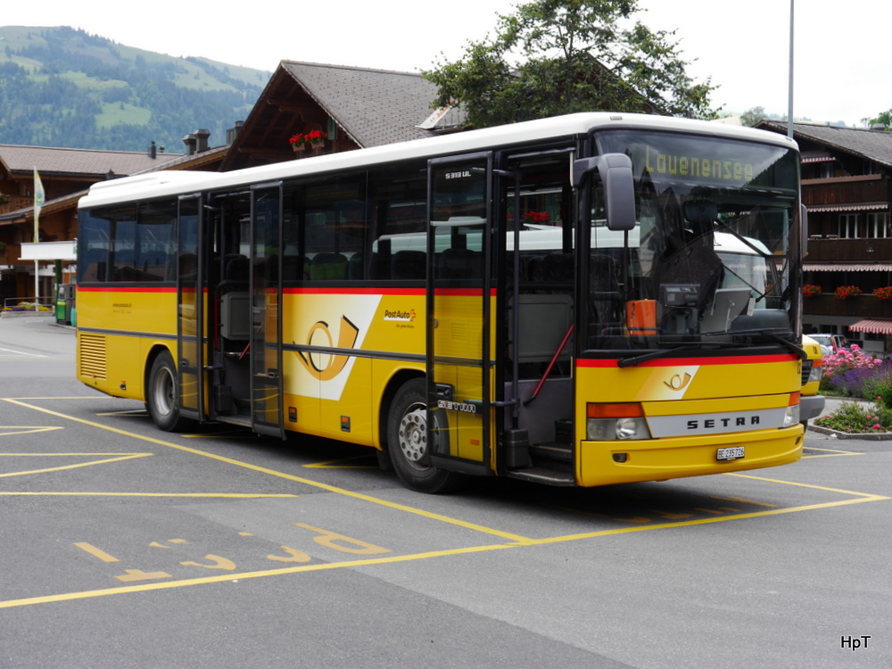 Postauto - Setra S 313 UL  BE 235726 in Gstaad bei den Bushaltestellen auf dem Bahnhofsplatz am 27.07.2014