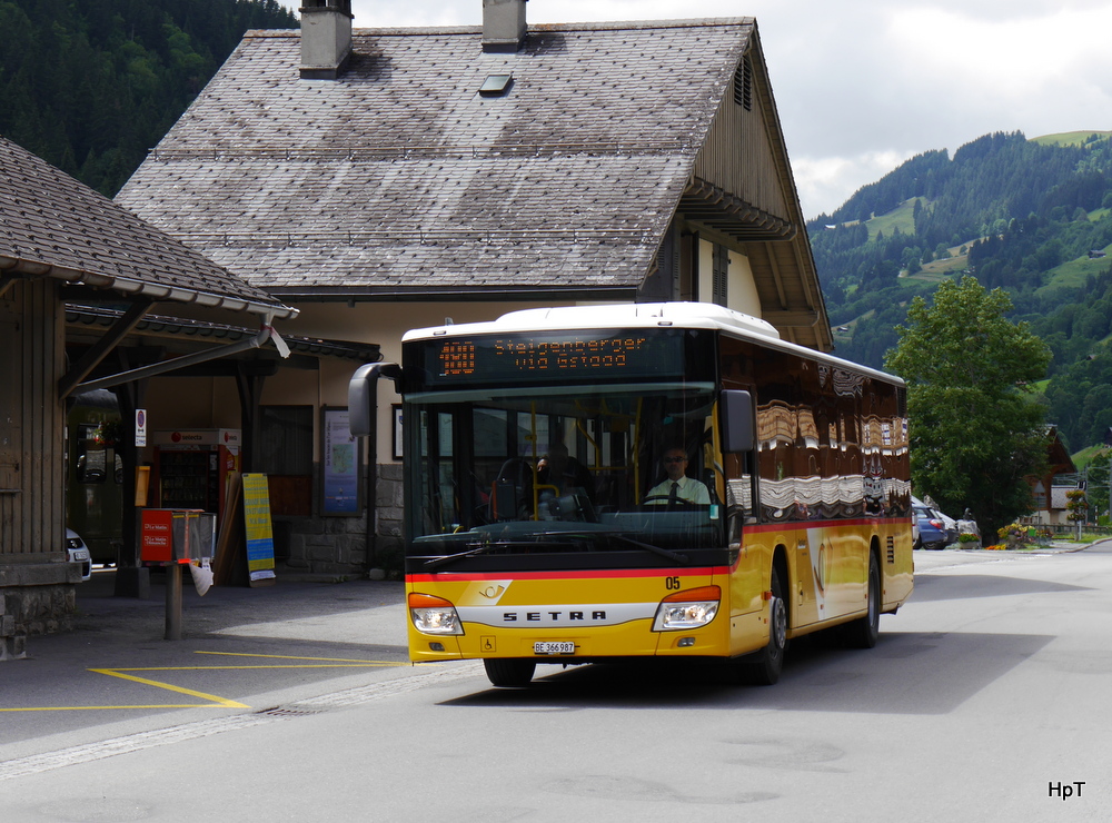 Postauto - Setra S 415 NF  BE 366987 vor den Bahnhof in Les Diablerets am 27.07.2014