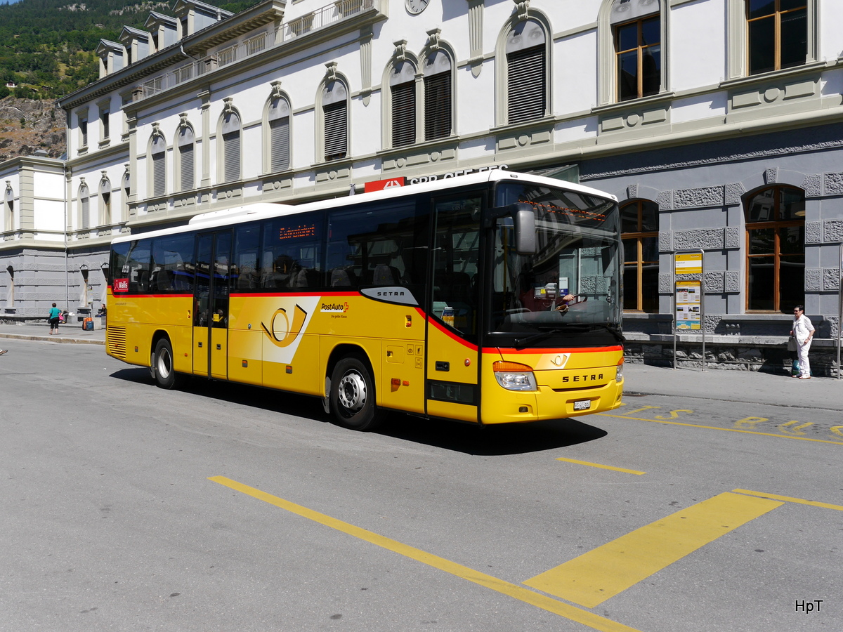 Postauto- Setra S 415 UL  VS 403660 vor dem Bahnhof Brig am 16.07.2016